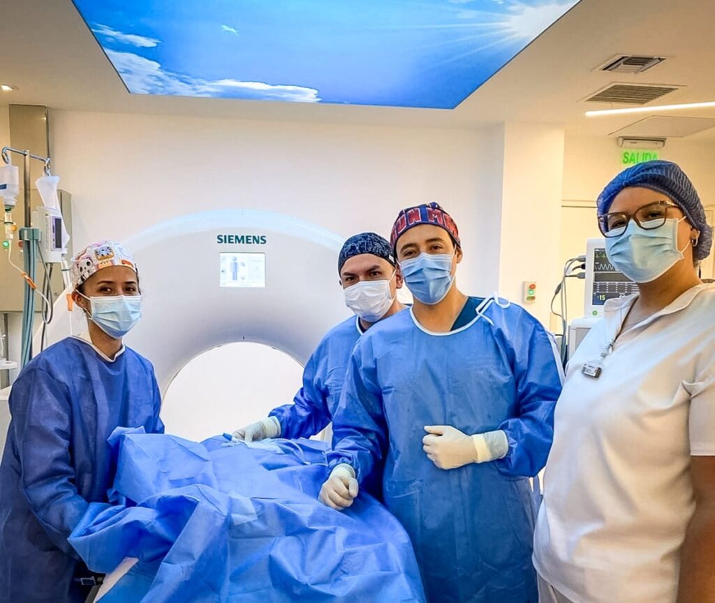 Dr. Santiago Borja con su equipo de trabajo en hospital reconocido de ecuador