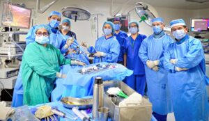 Dr. cirujano general con su equipo de trabajo en cirugía mínimamente invasiva