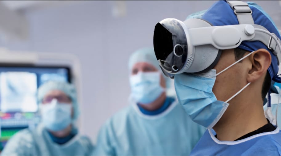Dr. Santiago Borja operando con tecnología Spyglass