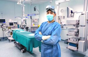 Dr. Santiago Borja en quirófano operando páncreas