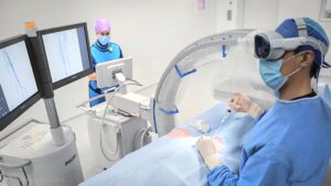 Dr.Santiago Borja operando con tecnología google lens