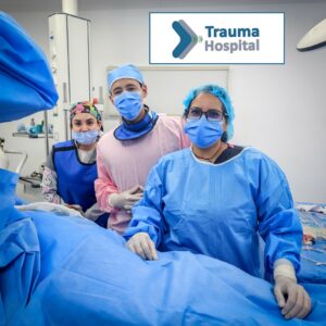 Dr. Santiago Borja operando en Quito en hospital Trauma