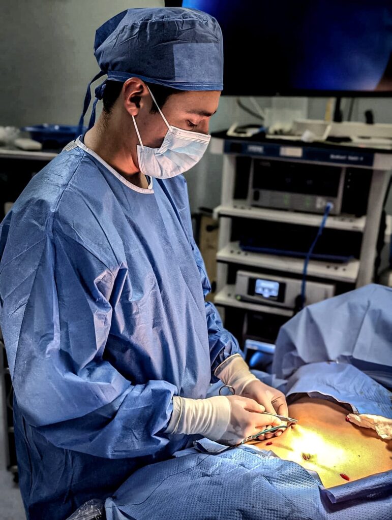 Dr. Santiago Borja operando en quirófano en Quito