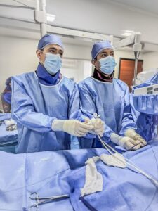 doctor Santiago Borja en procedimiento mínimamente invasivo en quito