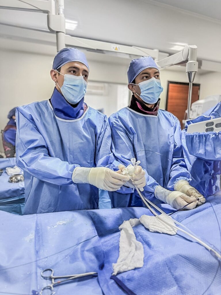 doctor Santiago Borja en procedimiento mínimamente invasivo en quito