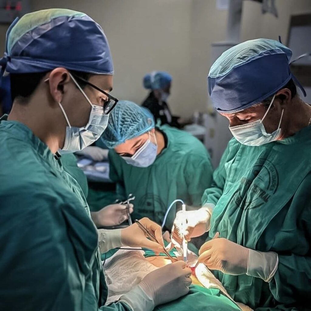 Dr. Santiago Borja operando en hospital en Quito VESICULA CIRUGIA