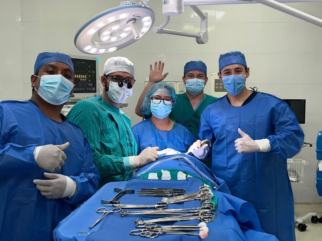 Dr. Santiago Borja con su equipo en sala de operaciones realizando un procedimiento quirúrgico