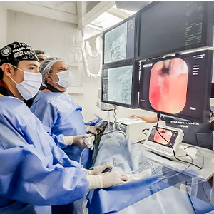 dr. Borja operando con su equipo de medicos especialista